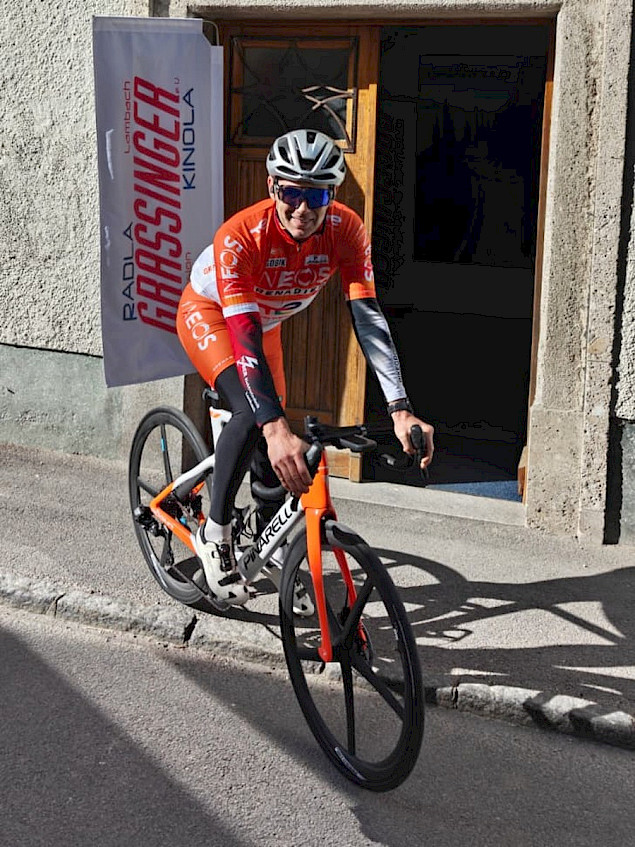 Josef Lontscharitsch, ehemaliger Radprofi und Staatsmeister 1998, am Pinarello vor dem RADLA-Geschäft in Lambach