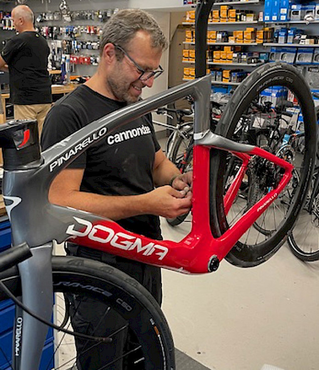 Werkstattmeister Gerald Klein beim Aufbau eines Pinarello Dogma in der RADLA-Werkstatt