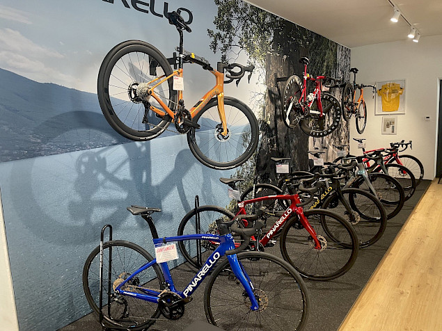 Pinarello-Wand im Schauraum von SPECIALISTA in Lambach
