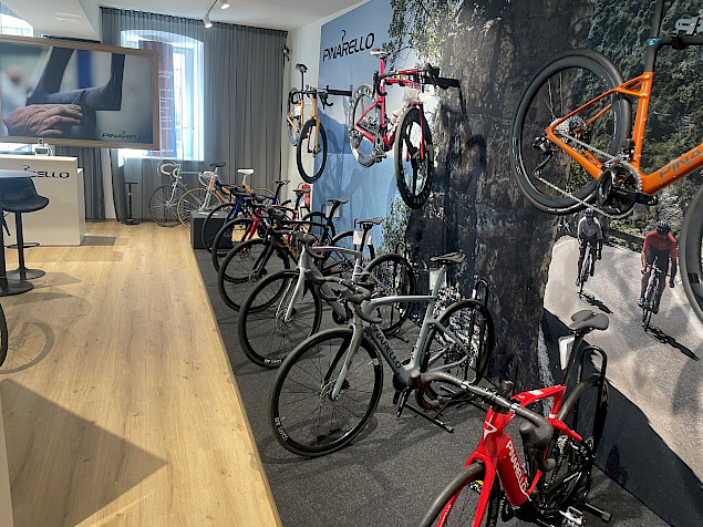 Schauraum von SPECIALISTA im Gutmannhaus in Lambach mit Pinarello-Rennrädern
