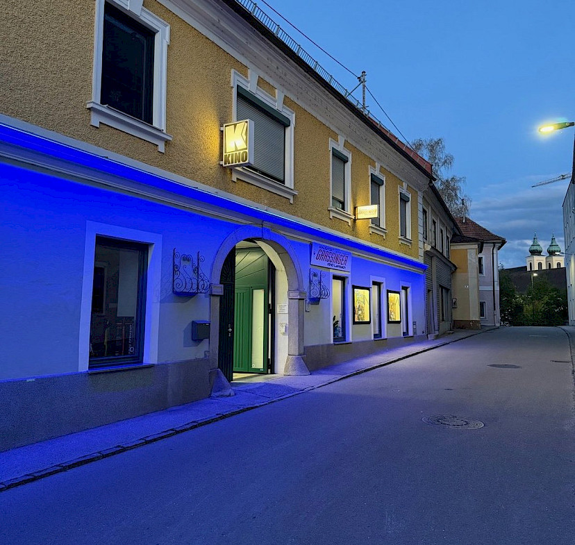 Leitenbräuhaus in der Leitenstraße 6 in Lambach am Abend, mit beleuchtetem Tor