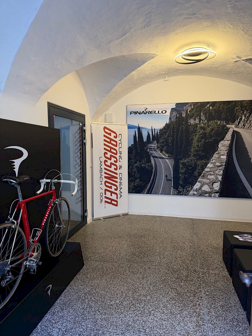 Gewölbe im Eingang von SPECIALISTA mit rotem Pinarello-Klassiker und Pinarello-Wandbild